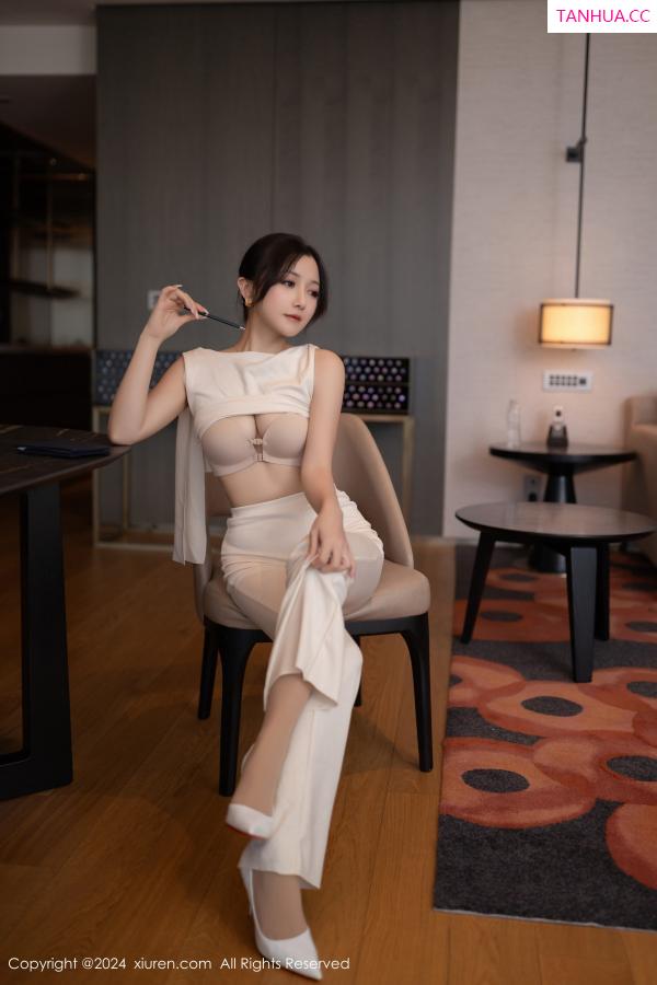 鱼子酱fish  [XiuRen]高清写真图 2024.11.15 No.9457 鱼子酱Fish 丝袜美腿第18张图片